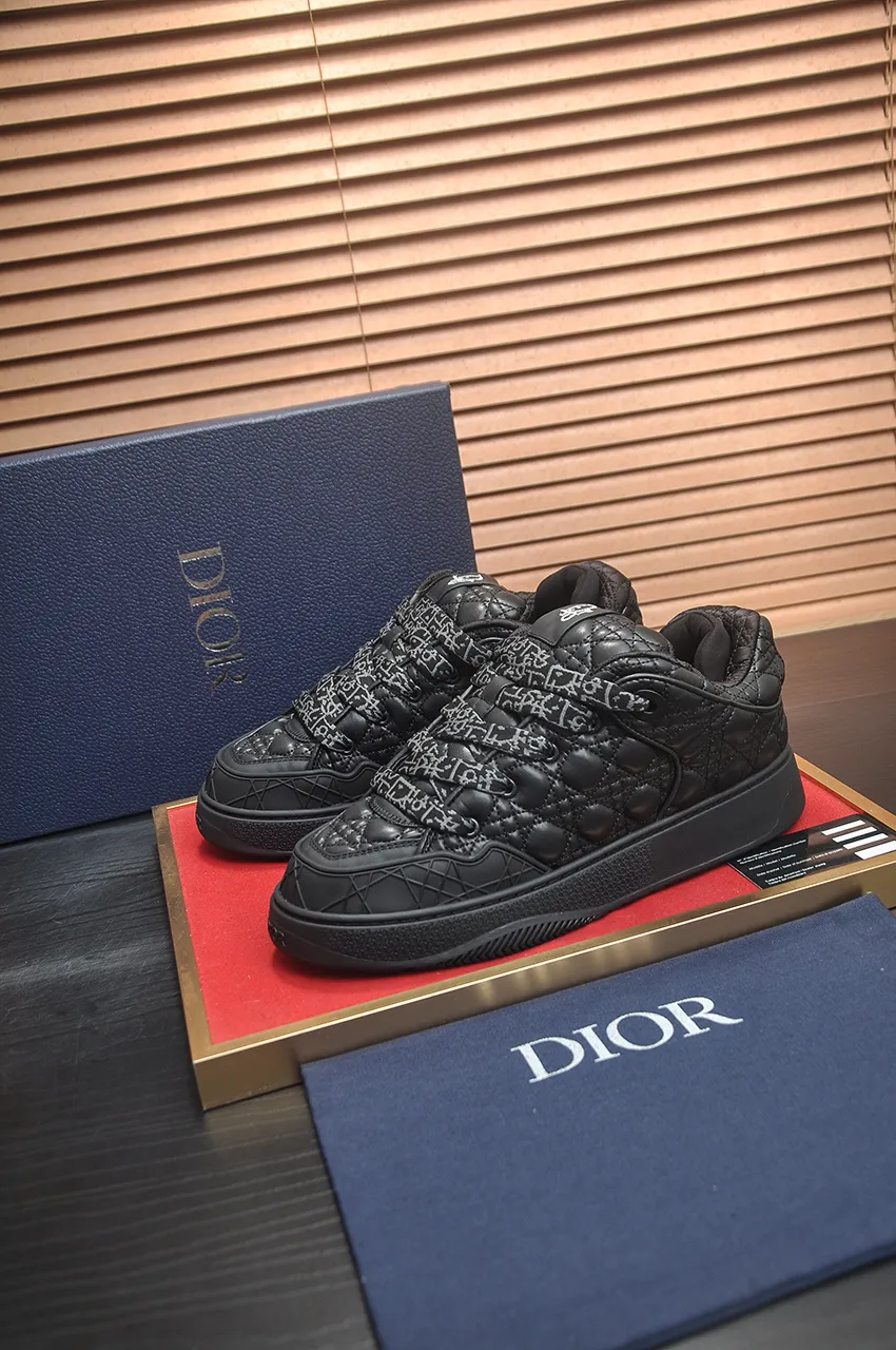 Men's men's shoes 💰: 800💶 (top original order) Brand: Dior (Dior) Standard code: Men's code 39-44 (45 customized) Grade: Same as the official website Material: Top original cowhide stitched together Original wear-resistant and lightweight outsole Style category: Fashionable casual shoes Distinguished luxury brand elements top luxury Color: Actual picture color